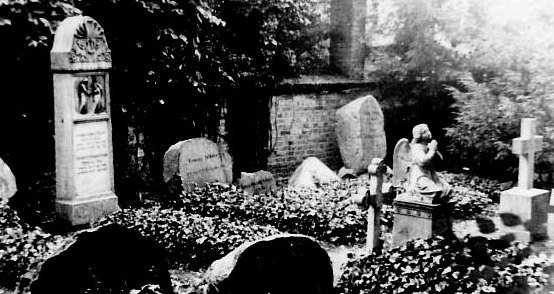 Familienfriedhof in Bornstedt ca. 1970. Der kniende Engel auf quaderförmigem Sockel befand sich auf dem Grab von Marie Persius.
