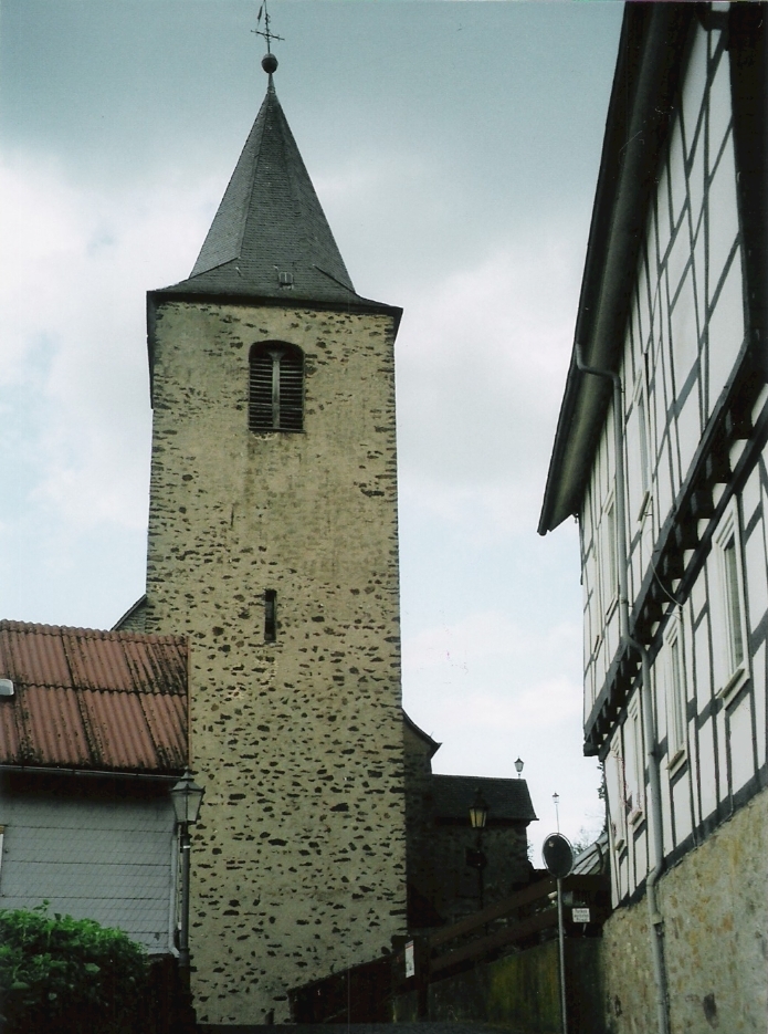 Kirche mit Pfarrhaus in Ewersbach