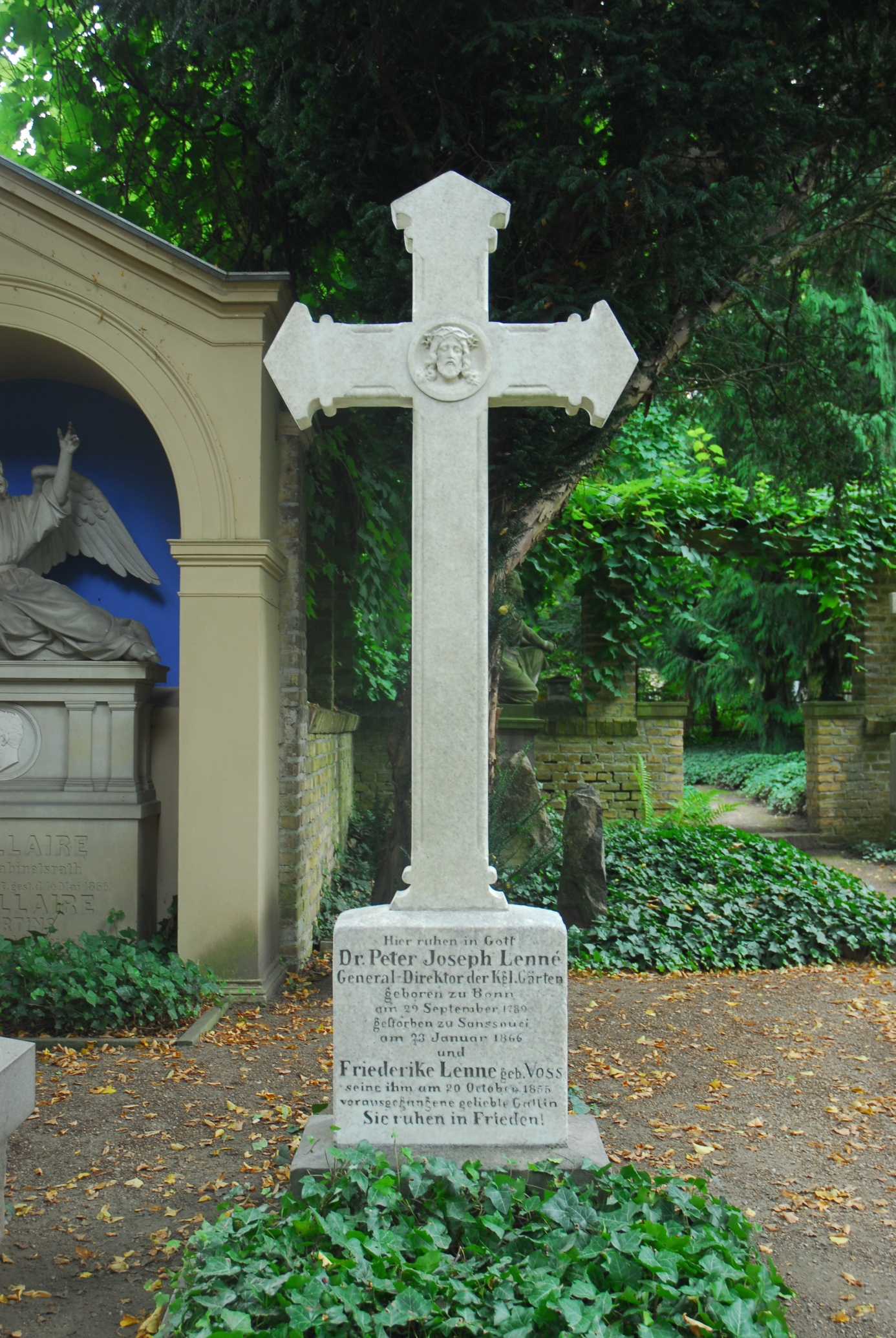 Grabmal des Peter Joseph Lenné nach der Restaurierung 2014