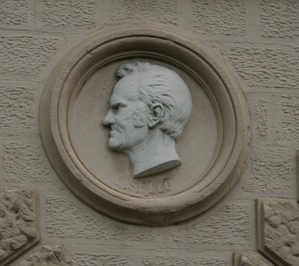 Leopold Sello, Medaillon am Gebäude der Saarbrücker Bergwerksdirektion