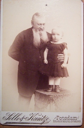 Theodor Nietner mit seiner Enkelin Elisabeth